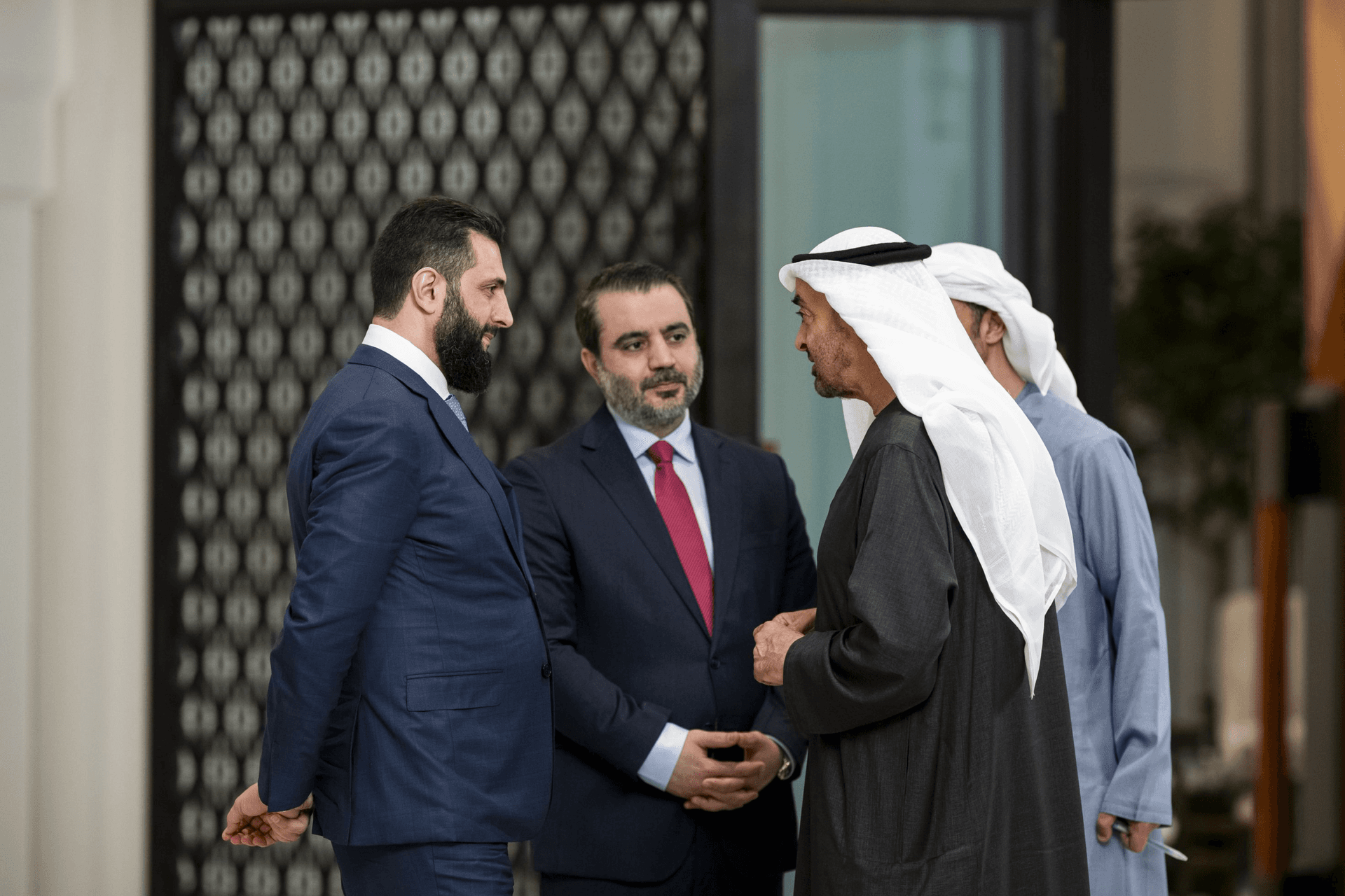 لقاء محمد بن زايد والشرع في أبوظبي: ماذا بحثا وما أسباب اللقاء؟