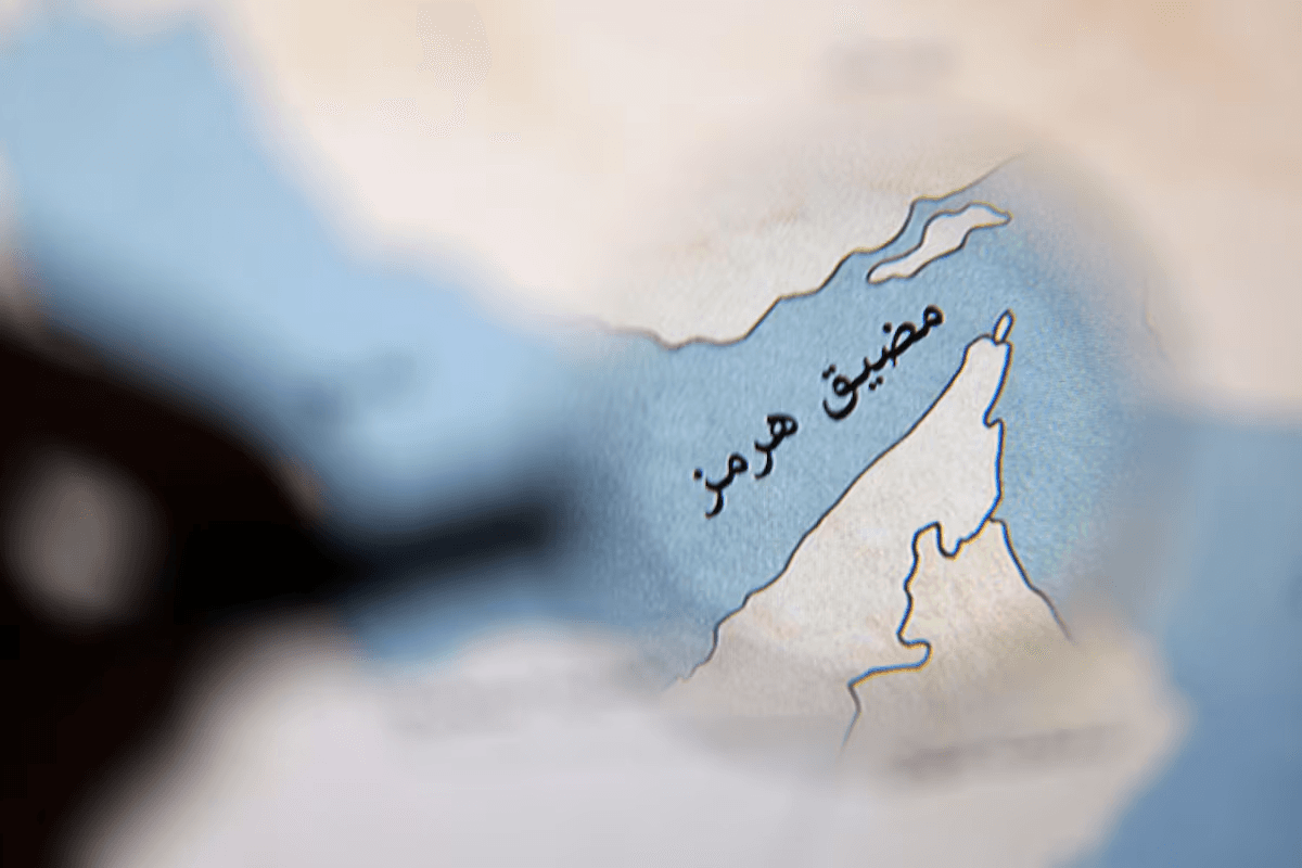 إيران تُلوّح بتقييد عبور السفن في هرمز وسط تصعيد جديد مع واشنطن