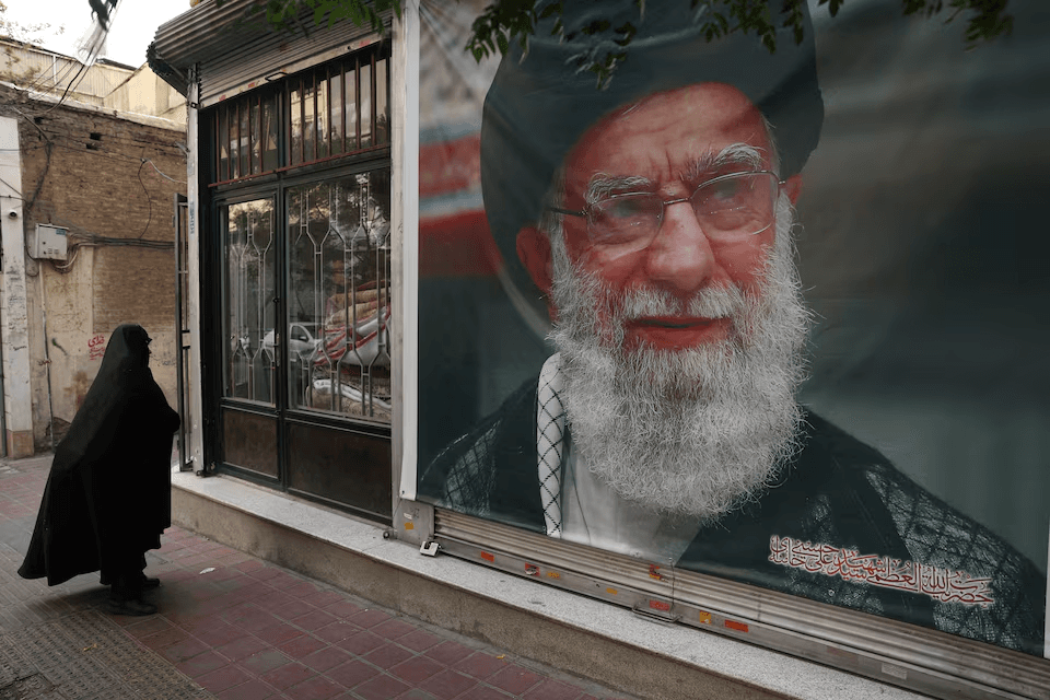 وداع خامنئي.. طهران تبدأ مراسم الجنازة ومشهد تحتضن الدفن