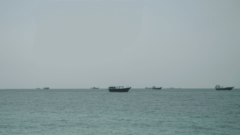 عُمان تفتح ممراً مؤقتاً في هرمز بلا رسوم