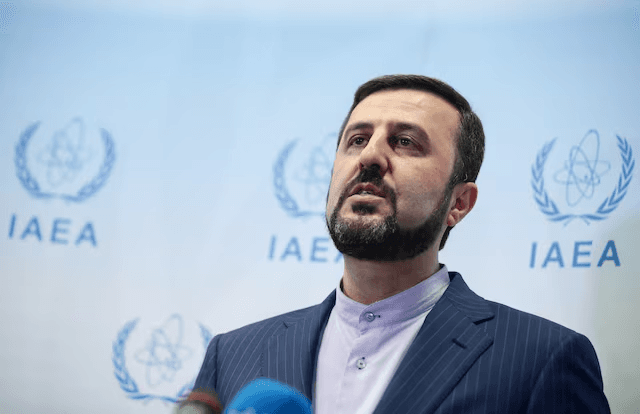 إيران تتوعد بعرقلة السفن في مضيق هرمز