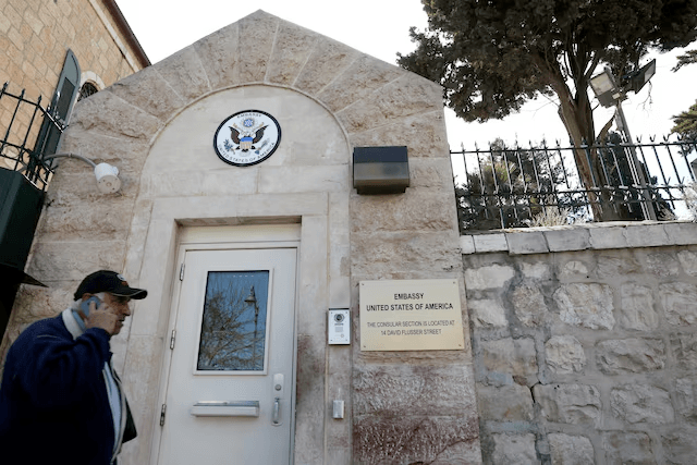 تصاعد التوتر مع إيران.. واشنطن تسمح بمغادرة موظفي سفارتها في إسرائيل