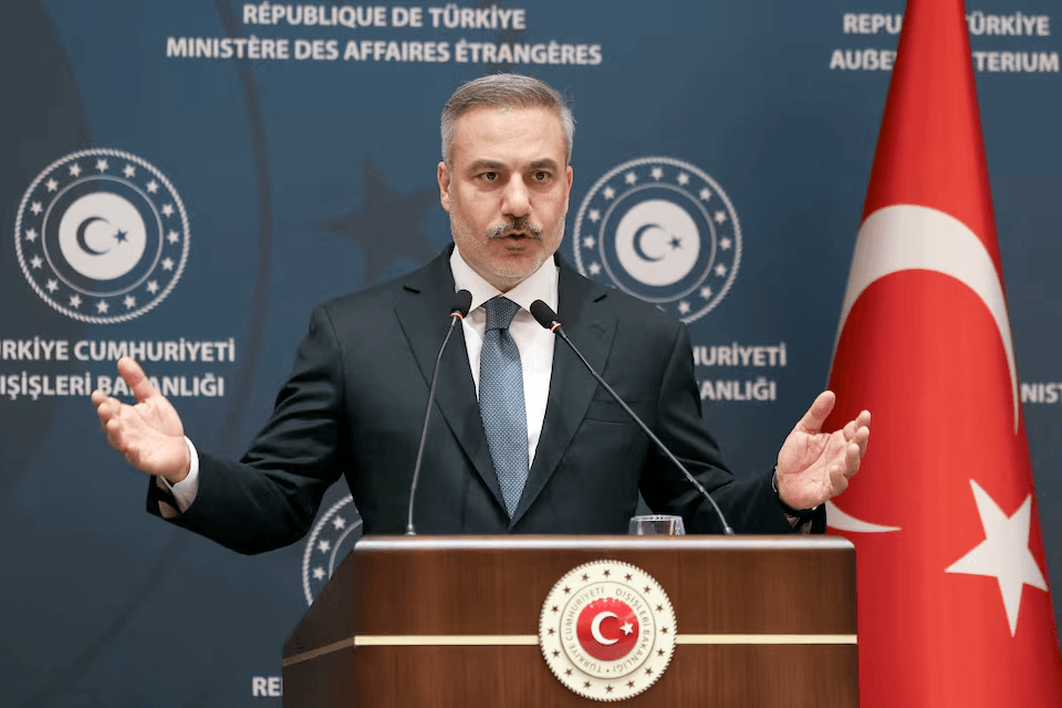 تركيا تحذر إيران بعد انتهاك المجال الجوي بصواريخ باليستية