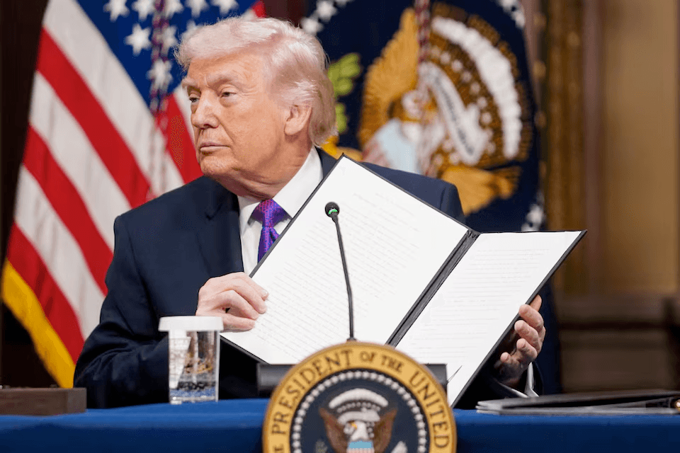 ترامب يطالب إيران بـ”استسلام غير مشروط” ويعلن إجلاء آلاف الأميركيين من الشرق الأوسط