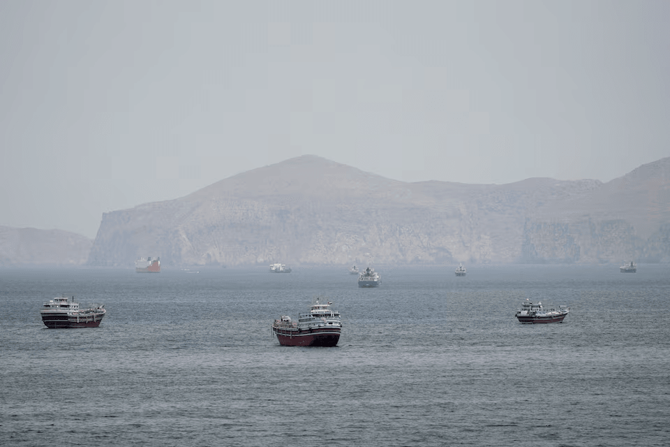 إيران تستعرض سيطرتها على مضيق هرمز.. وإسرائيل تهدد بتصعيد عسكري