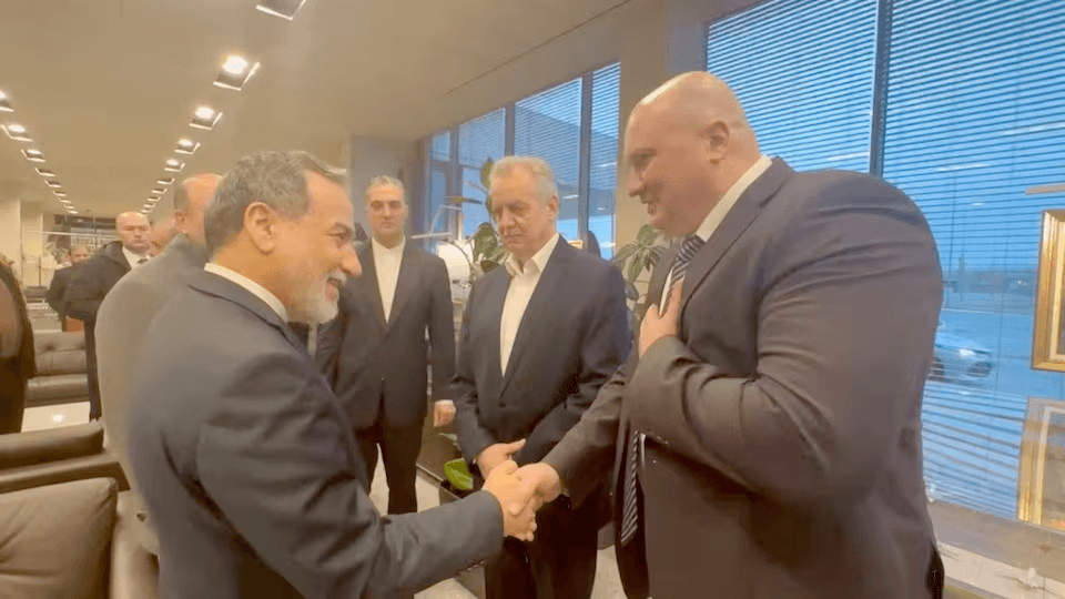 ترامب لإيران: الهاتف مفتوح.. وعراقجي في موسكو