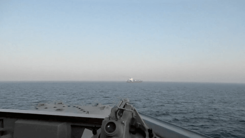 العالم يحبس أنفاسه… ما مصير الهدنة بين واشنطن وإيران بعد احتجاز سفينة؟