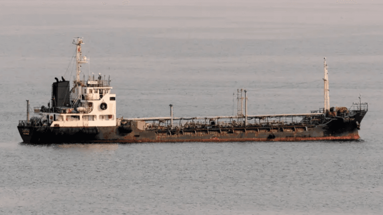 غرق عبارة محملة بالوقود في ميناء روسي.. ما القصة؟