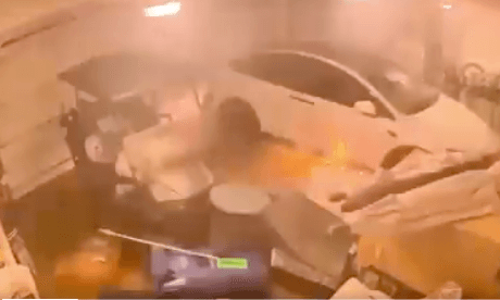 فيديو خطير.. لا تترك سيارتك الكهربائية داخل المرآب في هكذا حالات