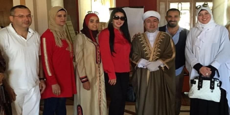 داعية للفنانين ودين جديد وصور مخلة لأتباعه.. ما القصة؟