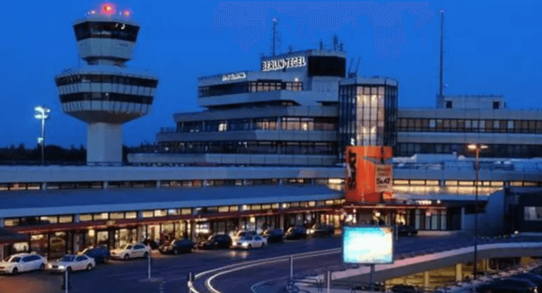 فنان مصري يثير ضجة في مطار برلين