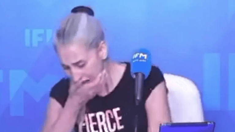 فيديو لمذيعة تنهار مباشرة على الهواء.. والسبب؟