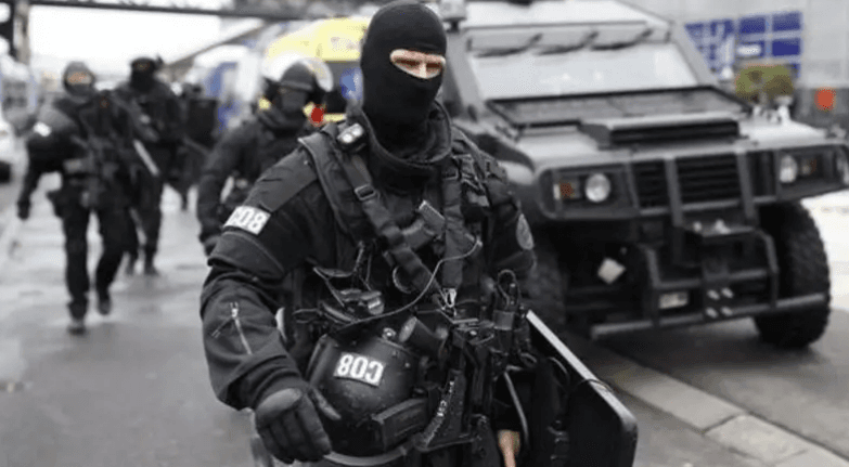 مسلح بسكين يحتجز رهائن في ضواحي باريس