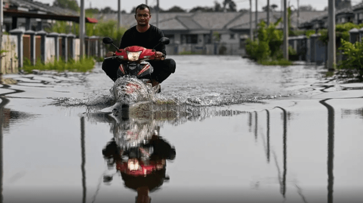 فيضانات.. عشرات القتلى وآلاف المشردين بماليزيا وتايلاند