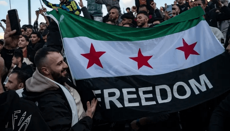 يرفع لأول مرة منذ 92 عاماً.. كيف استعادت سوريا “علم الاستقلال”؟