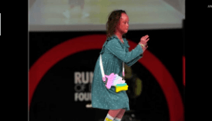 فيديو.. معاناة فتاة من حالة جلدية نادرة تُلهم الملايين عبر الإنترنت.!