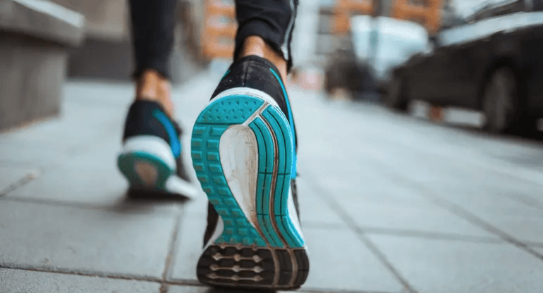 منها فقدان الوزن.. 6 فوائد خفية للمشي إلى الخلف