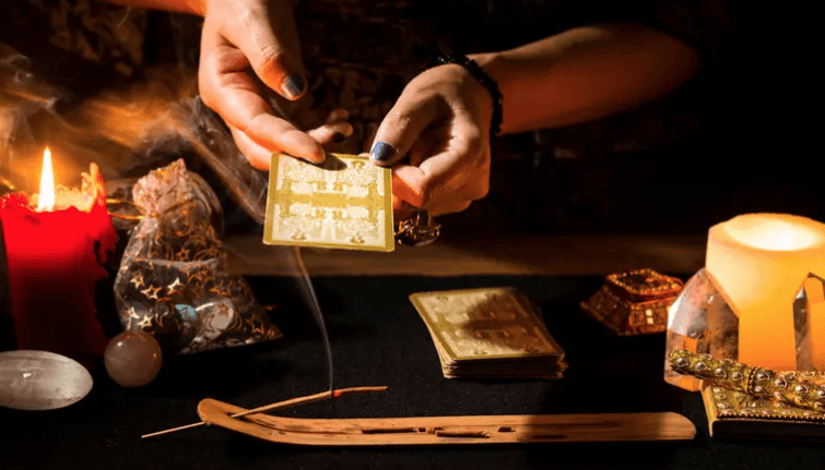 “تمائم وحرباء حية” وتوقيف رجلين ورئيس دولة إفريقية.. ما القصة؟