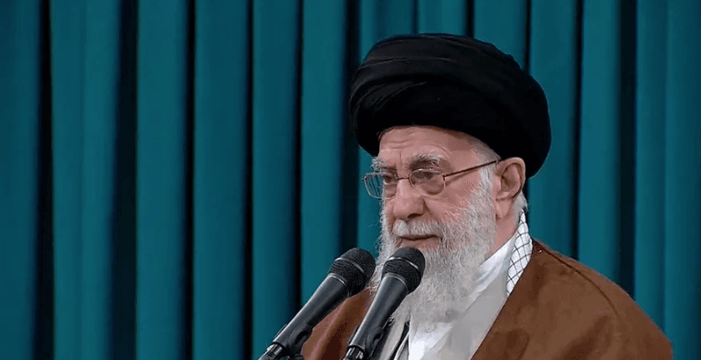 خامنئي يتوعد الشرع بـ”مجموعة الغفران”.. هل أغضبت “نفوذ إيران” طهران؟