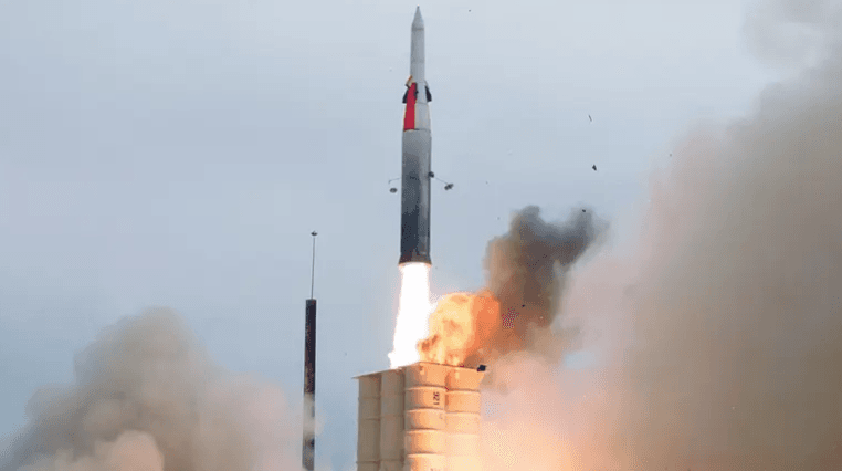 20 جريحاً إسرائيلياً جراء اعتراض صاروخ حوثي.. ماذا حصل؟