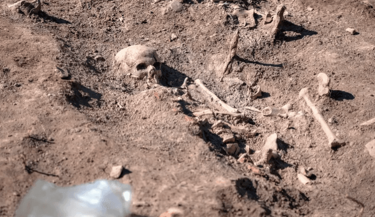 محققون يعثرون على 12 جثة بمقابر سرية في هذه الدولة