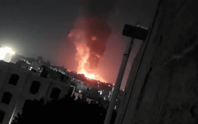 غارات على مواقع للحوثيين في صنعاء وسماع دوي انفجارات عنيفة
