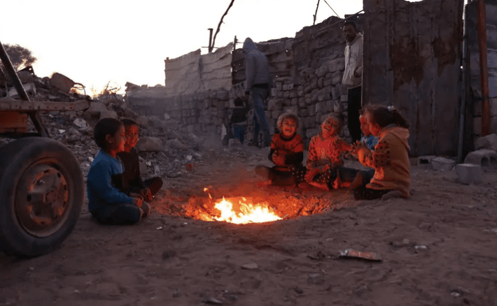 بعد تجمّد 3 رضّع بالخيام.. تحذير أممي: أطفال غزة يموتون من البرد