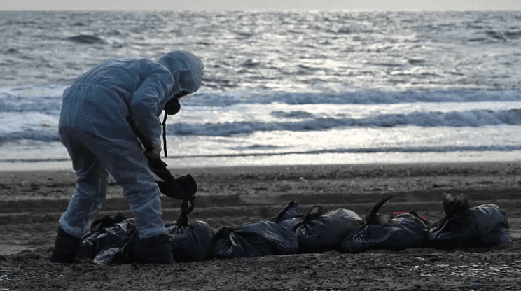 تسرب نفطي مثير للقلق في روسيا مع إزالة أطنان من الرمال الملوثة