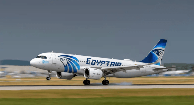 طائرة مصرية تهبط اضطرارياً في جدة.. وهذا مصير ركابها