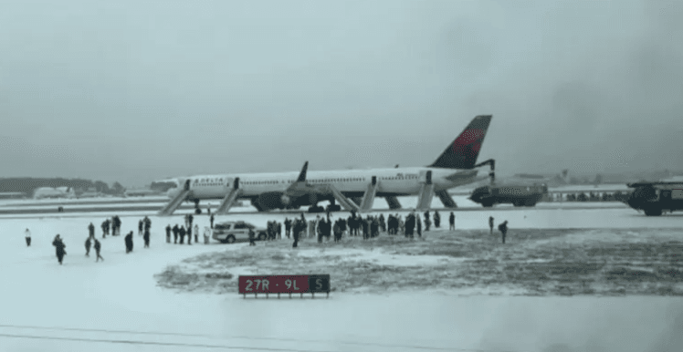 شاهد.. هروب مئات الركاب من كارثة طائرة فشلت بالإقلاع