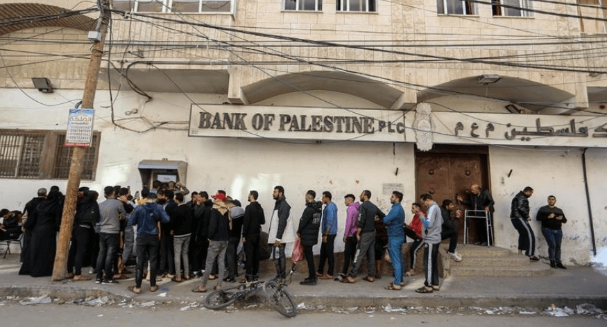 بنوك غزة تنفض غبار الحرب وتتحضر لاستئناف عملها