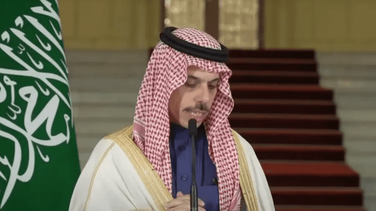 السعودية تتلقى إشارات بشأن رفع العقوبات عن سوريا.. وبن فرحان يوضح