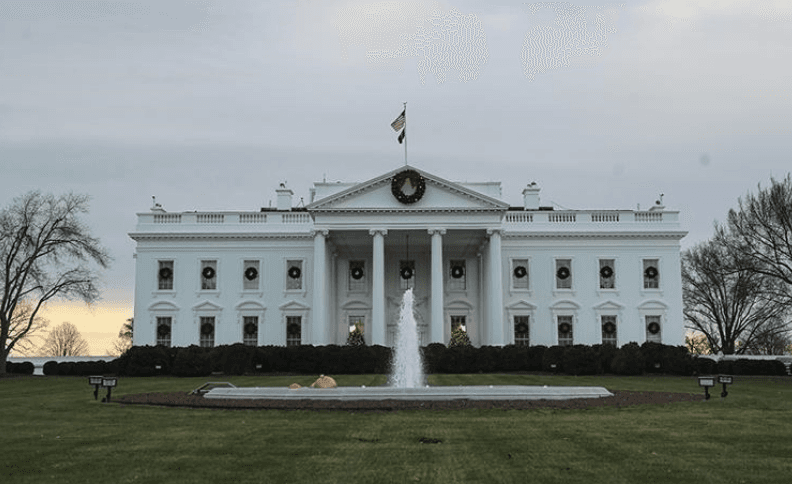 ماذا دار في العشاء الذي جمع رئيس وزراء قطر وترامب في البيت الأبيض؟