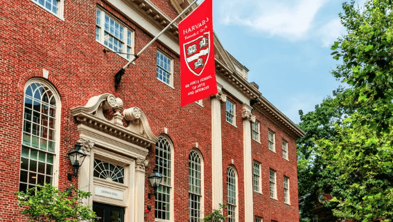 هل يمنع ترامب جامعة هارفرد من تسجيل طلاب أجانب؟