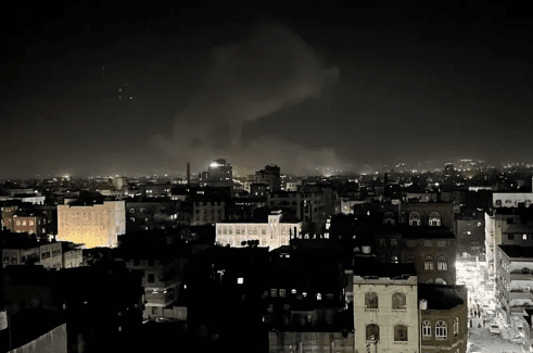 اليمن.. انفجارات عنيفة تهز صنعاء وقصف أميركي لمواقع حوثية