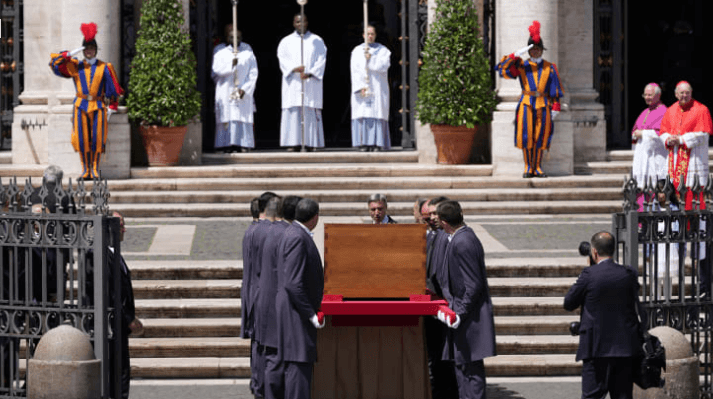 فرنسيس أول بابا يُدفن خارج أسوار الفاتيكان!