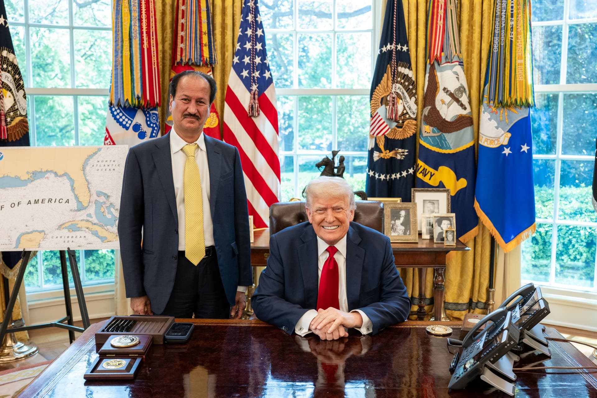 رجل أعمال إماراتي يثير تفاعلاً بصورة مع ترامب