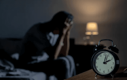 جرب أن تفعل هذا الشيء قبل النوم.. وشاهد الفرق صباحًا!