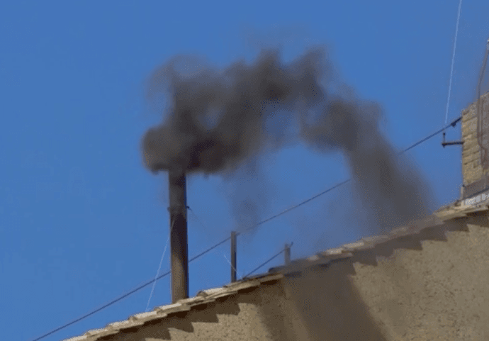 لليوم الثاني.. تصاعد الدخان الأسود من الفاتيكان