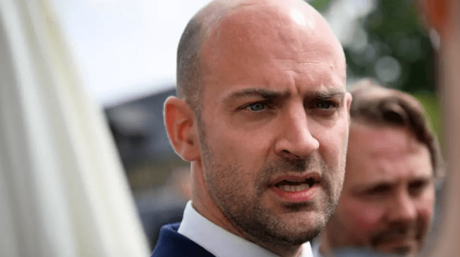 الجزائر تطرد المزيد من الدبلوماسيين الفرنسيين.. وباريس تعلًق