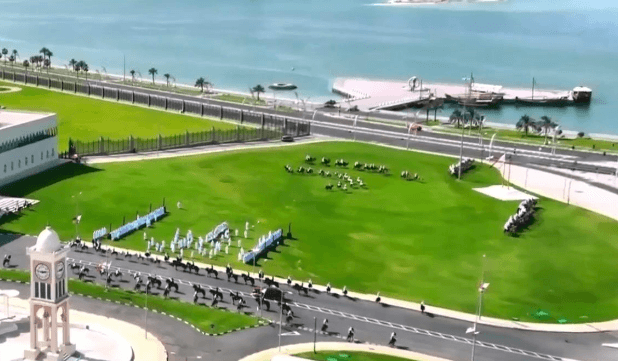 قطر تستقبل ترام بـ”سايبرترك” حمراء وجمال راكبة!