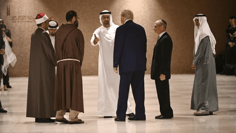 زار بيت العائلة الإبراهيمية.. ترامب: محمد بن زايد قائد عظيم