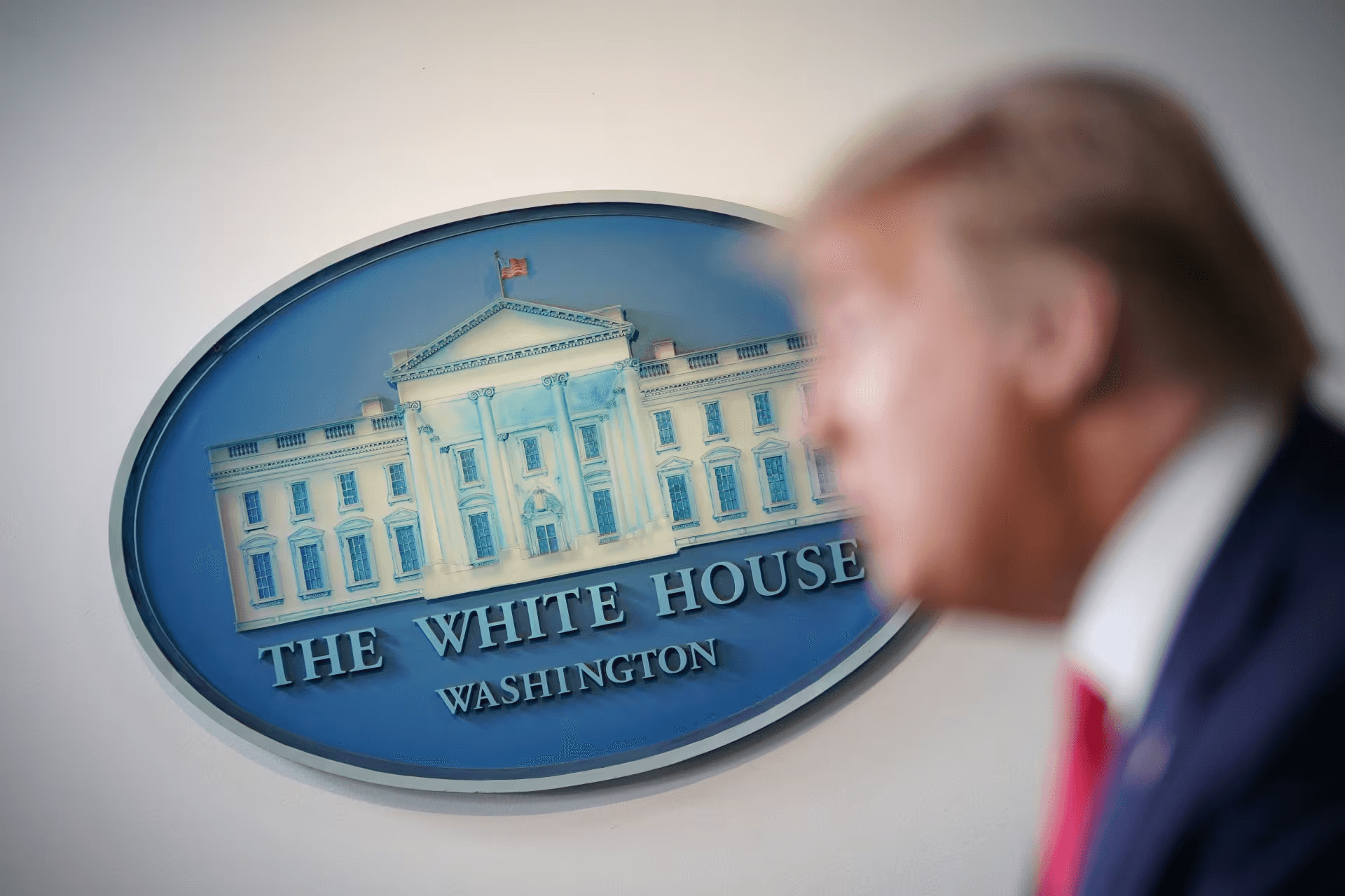 رسالة بـ30 دقيقة.. وأزمة في البيت الأبيض