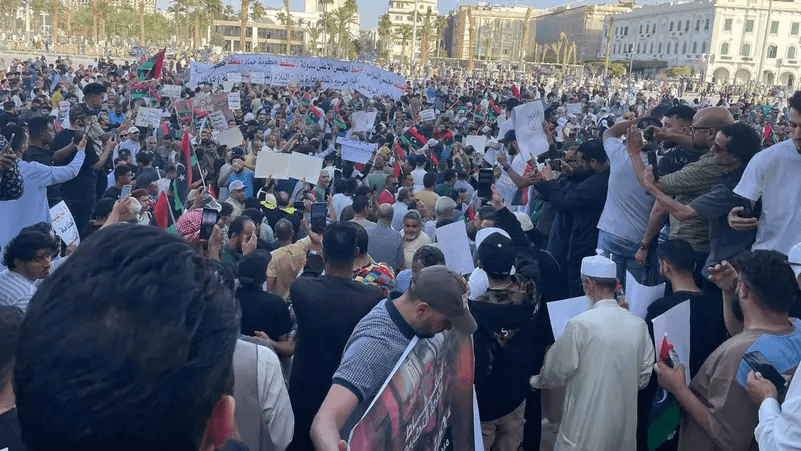 “لا شرقية – لا غربية”.. آلاف الليبيين ينتفضون ضد كلّ من في السلطة!