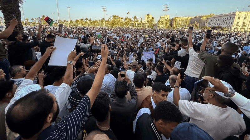 ليبيا تغلي.. المتظاهرون يُمهلون السلطة 24 ساعة قبل التصعيد الشامل!