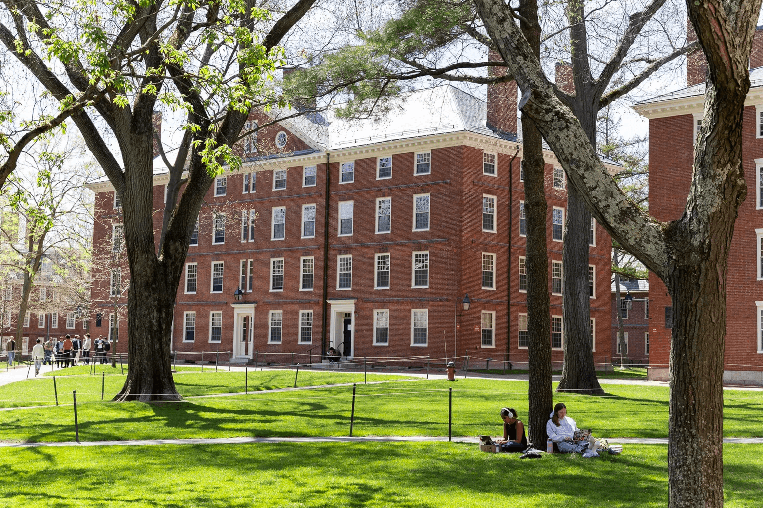 هارفارد في مرمى النار: اتهامات بالتجسس لصالح الصين وترامب يصعّد