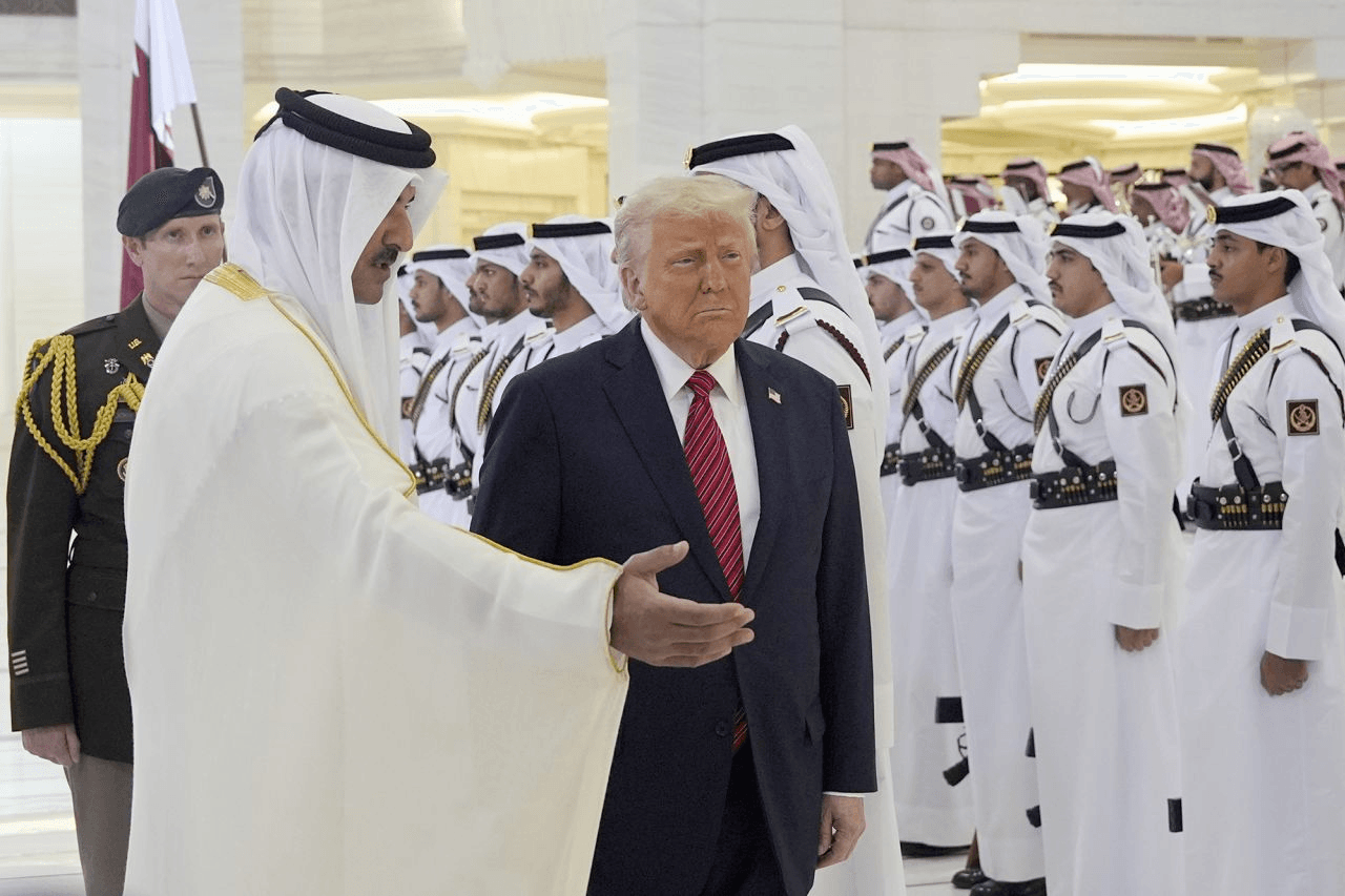 “سايبرترك” حمراء وجمال راكبة.. كيف استقبلت قطر ترامب؟