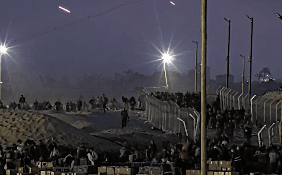 حتى الحجر بكى: فيديوهات توثق رصاص إسرائيل يصطاد جوعى غزة