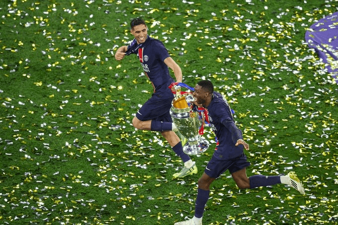 حكيمي يُشعل نهائي الأبطال ويتحدى صلاح على عرش أفريقيا