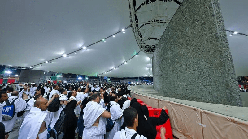 لحظة روحانية.. كيف يرمون الحجاج العقبة الكبرى في منى؟